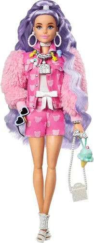 Muñeca Barbie Extra y accesorios con pelo largo color periwinkle, chaqueta de mezclilla con estampado de osito de peluche, pantalones cortos a juego
