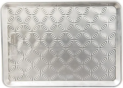 Nordic Ware Embossed Naturals Vintage Starburst, aluminio natural sin recubrimiento con borde de acero reforzado que evita la deformación, media hoja