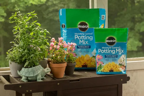 Miniatura 13 de Miracle-GRO Mezcla para macetas con control de humedad, para plantas en contenedor, protege contra el riego excesivo y insuficiente, 16 cuartos