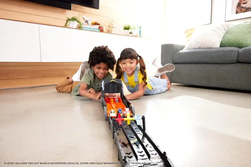 Miniatura 2 de Hot Wheels Auto de juguete y pista, el vehículo Escape Chase de Batman de RacerVerse se transforma en pista de 3 carriles con 1 Batman fundido a