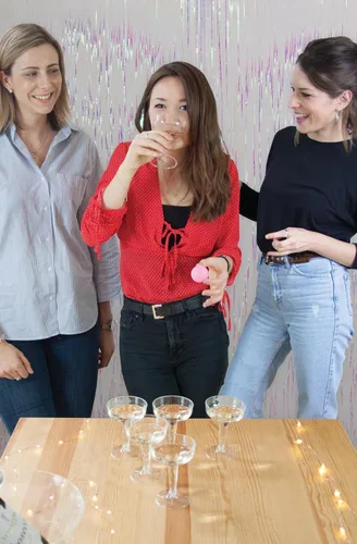 Miniatura 5 de Talking Tables Prosecco Pong - Juego de fiesta de beber, incluye bolas, juegos para despedida de soltera, noche de niñas, cumpleaños, despedida