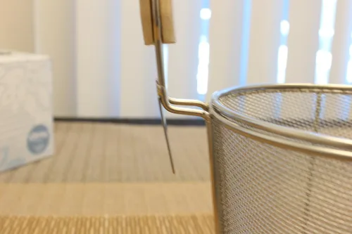 Miniatura 3 de Cesta grande de acero inoxidable, mango de madera para resistencia al calor, malla fina de 5 x 5 pulgadas, fideos de pasta Udon Ramen, enjuague