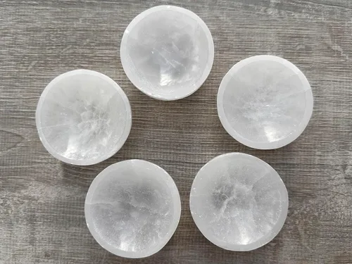 Miniatura 8 de GAF TREASURES Cuenco de selenita circular de 2.5 pulgadas, cristal de selenita tallado con piedras preciosas, cuenco de meditación, cuenco de reiki