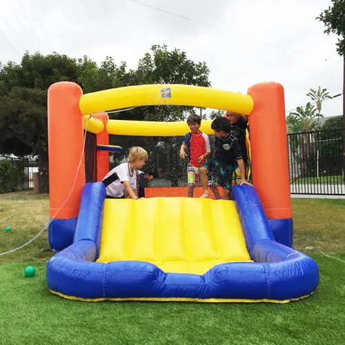 Miniatura 2 de JumpOrange Tobogán acuático naranja pequeño con piscina para niños pequeños y niños pequeños (con soplador), salto y tobogán, aro de baloncesto