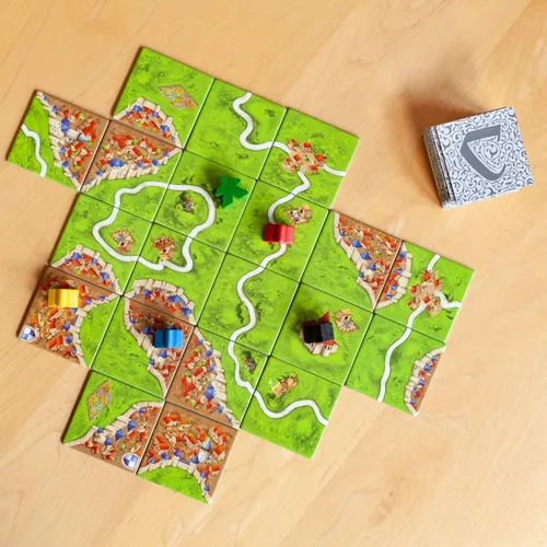 Miniatura 7 de Asmodee Carcassonne Juego de Mesa - Juego Clásico de Estrategia de Colocación de Fichas, Diversión Familiar, Aventura Medieval para Niños y Adultos