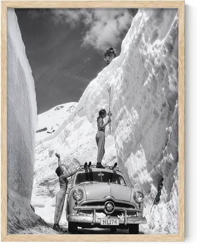 Miniatura 14 de Foto vintage del cañón de la nieve – Mujeres y coche clásico en escena de esquí 11 x 14 pulgadas sin marco – Arte de pared de esquí retro en blanco