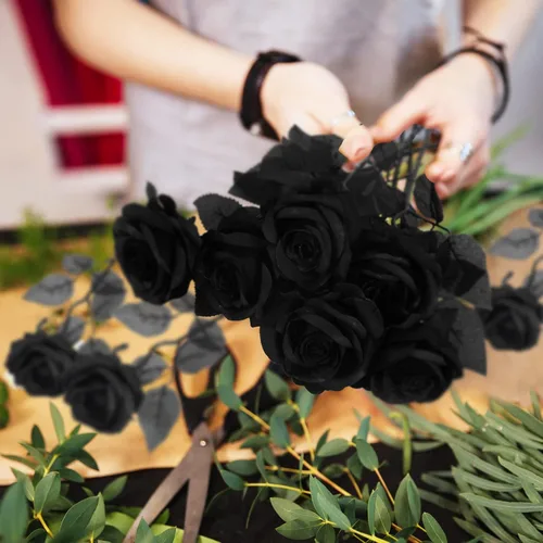 Miniatura 7 de Whaline Paquete de 12 rosas artificiales de seda, rosas negras, rosas falsas románticas realistas con tallos largos para fiestas de Halloween