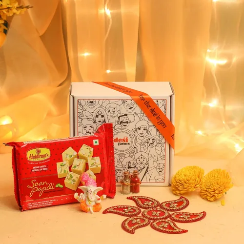 Desi Favors Soan Papdi Diwali - Caja de regalo para amigos y familia, cestas de regalo Diwali, Rangoli + 8.82 oz Soan Papdi Sweet Box + Roli Chawal