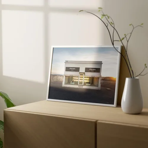 Miniatura 3 de Impresión fotográfica – Prada Marfa, Valentine, TX – Una escultura permanentemente instalada por artistas Elmgreen y Dragset – Póster histórico