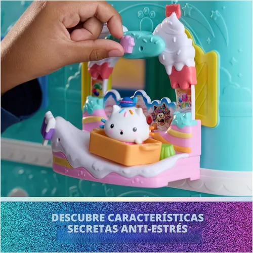 Miniatura 3 de DreamWorks La casa de muñecas de Gabby La Película, Balcón de dulces de Cakey Cat con figura de juguete y accesorios de la casa de muñecas, juguetes