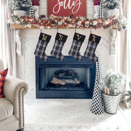 Miniatura 4 de Calcetines de Navidad personalizados con monograma inicial, adornos colgantes, medias clásicas de cuadros negros de 19 pulgadas, decoraciones