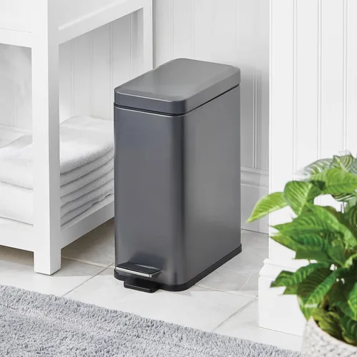 Miniatura 2 de mDesign - Cubo de basura de 2,6 galones de perfil delgado con escalón de metal, papelera, contenedor de basura, baño, tocador, dormitorio, cocina