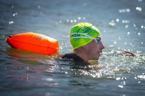 Miniatura 9 de New Wave Swim Buoy para nadadores y triatletas en aguas abiertas - Flotador ligero y visible para entrenamiento y carreras seguras - Nylon TPU