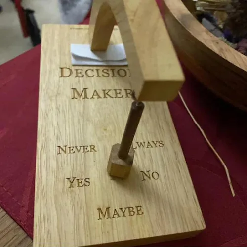 Miniatura 7 de MSUIINT Tomador de decisiones, balancea el péndulo estándar y encuentra la respuesta a tu pregunta, selector magnético oscilante creativo de madera