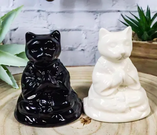 Miniatura 3 de Ebros Gift Blanco y negro Yin Yang Monasterio de monje zen religioso Buda Gatos Monjes Meditación Cerámica Sal y Pimentero Estatuilla Set Feng Shui