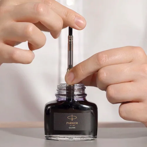 Miniatura 2 de Botella de tinta permanente Parker Quink de 2 fl oz, Negro
