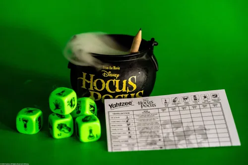 Miniatura 4 de USAOPOLY YAHTZEE: Disney Hocus Pocus Taza de dados de caldero coleccionable de bruja ~ Juego familiar clásico basado en película, ideal