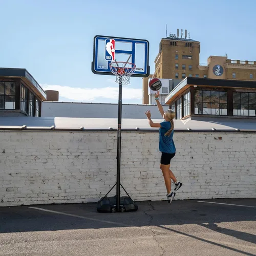 Miniatura 6 de Lifetime NBA League Edition - Aro de baloncesto portátil, altura ajustable de 7.5 a 10 pies, tablero de fusión inastillable de 44 pulgadas, base