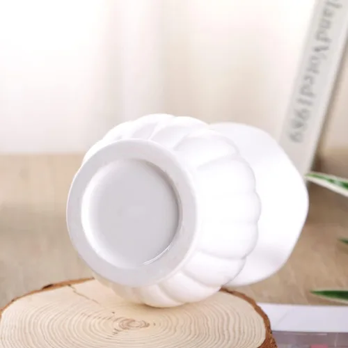Miniatura 3 de VanEnjoy Florero decorativo de cerámica blanca de 6 pulgadas con diseño acanalado moderno de 6 pulgadas, flor de loto blanco