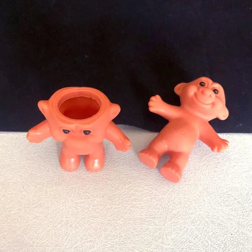 Miniatura 4 de Paquete de 2 lindas muñecas Troll Lighter Case Silicone Funny Mini Dolls Lighter Sleeve con suéter y sombrero para encendedores regulares de 3.2
