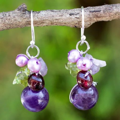 Miniatura 2 de NOVICA Aretes artesanales hechos a mano de granate y amatista cultivadas con perlas de agua dulce cultivadas colgando de plata de ley 925, peridoto