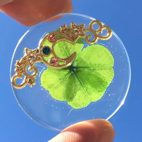 Miniatura 2 de KIN-HEBI Ficha de bolsillo de buena suerte con trébol de cuatro hojas real, conservada, 1.25 pulgadas, incluye adorno de metal (cielo nocturno)