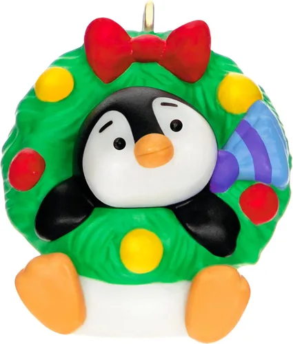 Hallmark Keepsake Adorno de Navidad en miniatura de 1 pulgada 2023, pingüinos pequeños, una corona de bienvenida miniatura, regalos para ella