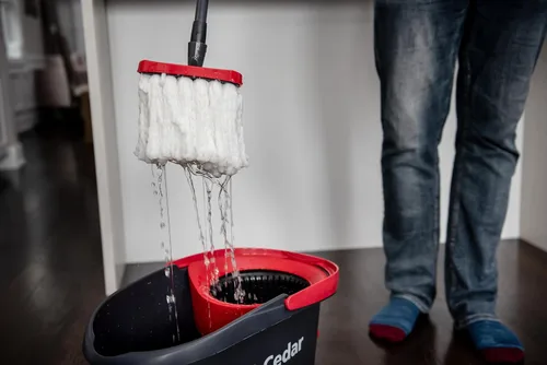 Miniatura 11 de O-Cedar EasyWring - Sistema de limpieza de suelos con balde y fregona giratoria de microfibra + 2 recambios adicionales, rojo/gris