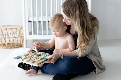 Miniatura 6 de Pearhead Rompecabezas de madera del alfabeto, juguete de aprendizaje ABC para niños pequeños, tablero de rompecabezas educativo Montessori