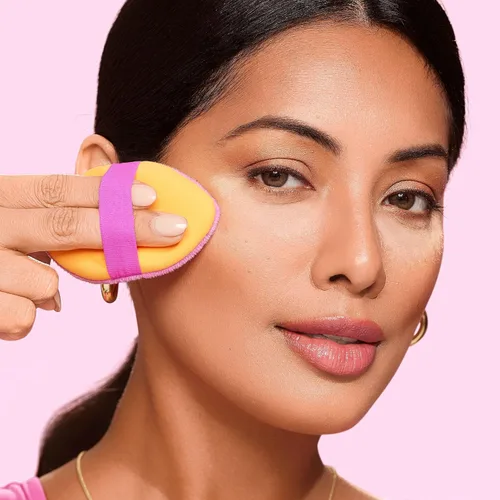 Miniatura 9 de Real Techniques Miracle 2 en 1 borla de polvo + estuche de viaje, borla de mezcla de maquillaje de doble cara, banda elástica, esponja de maquillaje