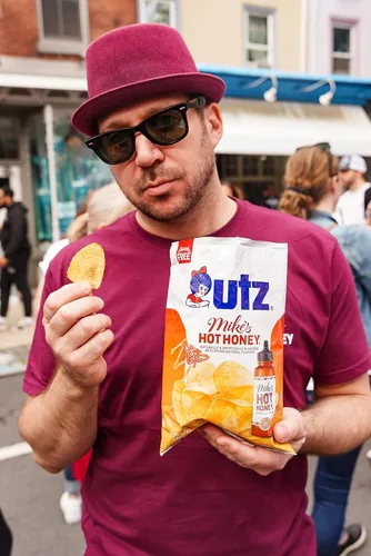 Miniatura 6 de Utz® Mike's Hot Honey - Papas fritas con sabor a miel; 2.625 onzas, 14