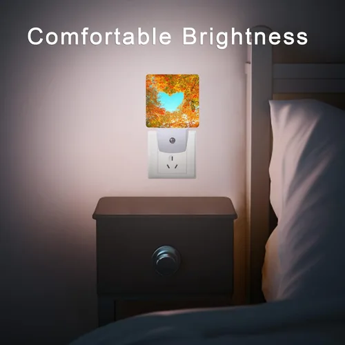 Miniatura 7 de Luz nocturna de cielo con corazón azul, hojas de arce rojas otoñales, árboles del bosque, luces nocturnas enchufables con sensor de atardecer a