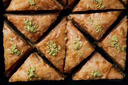 Miniatura 4 de Cedar Pastries Baklava triangular tradicional de 16 piezas – Surtido de anacardos, almendras y nueces Postre mediterráneo hecho a mano Kosher