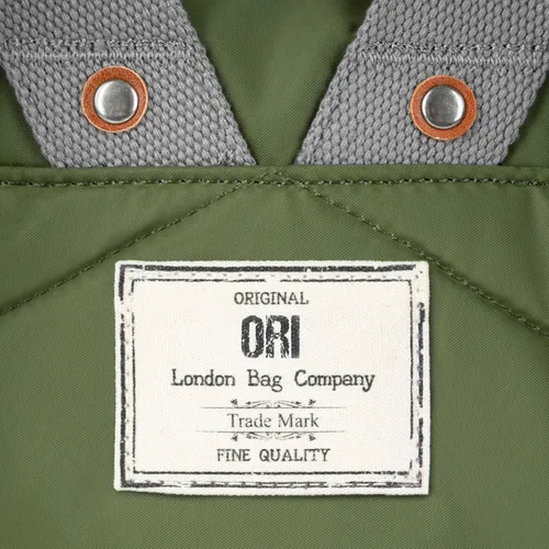Miniatura 4 de ORI LONDON Mochila Rolltop para hombre y mujer - Mochila de viaje mediana de nailon para portátil y accesorios - The Canfield, Palta, Mediana