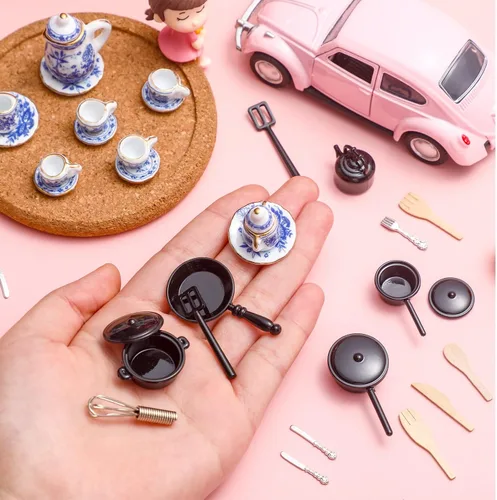 Miniatura 2 de Zhanmai Juego de 47 tazas de té de porcelana en miniatura, ollas y sartenes de metal incluyen 16 mini platos de muñeca, cuchillo tenedor, cuchara