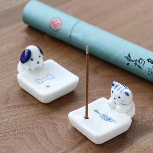 Juego de 2, mini gatito japonés con perro, hecho a mano, de cerámica blanca, soporte para incienso o quemador de incienso, bandeja para decoración