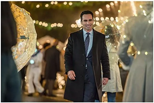 Bates Motel Nestor Carbonell como Sheriff Alex Romero caminando en traje sonriendo 8 x 10 pulgadas foto