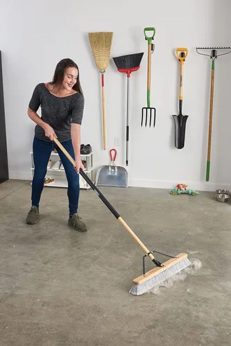 Miniatura 12 de Harper Escoba de empuje de superficie lisa para interiores de 24 pulgadas con cerdas marcadas para arena, polvo de sierra, virutas de madera y pelo