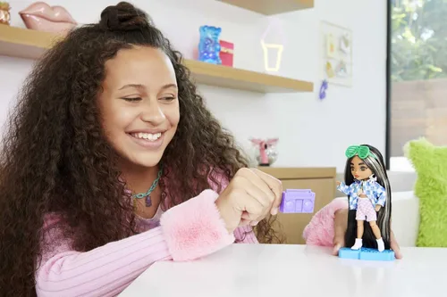 Miniatura 2 de Muñeca Barbie Extra Minis #2 (14 cm) con traje a cuadros de 2 piezas y chaqueta, con soporte para muñeca y accesorios que incluyen gafas de sol