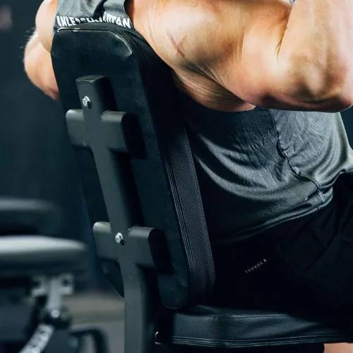 Miniatura 6 de Banco de Peso Sentado Titan Fitness, Capacidad hasta 330 LB, Respaldo Ergonómico Inclinado, Cómodo Acolchado HeftyGrip, Asa Frontal, Ruedas Traseras