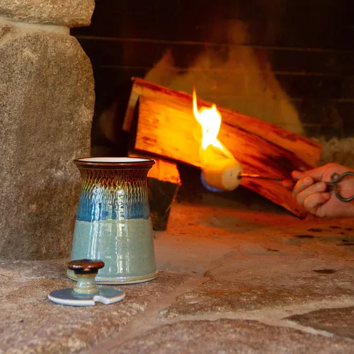 Miniatura 3 de Georgetown Pottery Hecho a mano Cape Cod Firepot Firepot con hierro y esteatita fuego Starter Wand para chimenea, estufa de leña, hoguera Hamada