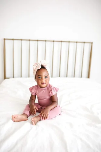 Miniatura 32 de Posh Peanut Mameluco de manga casquillo con volantes para bebé, ropa para niñas recién nacidas, pijama de una pieza para niños, viscosa suave