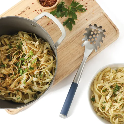 Miniatura 3 de Calphalon Edge Servidor de pasta de espagueti de acero inoxidable con mango de goma termoplástica - azul marino Azul marino con goma