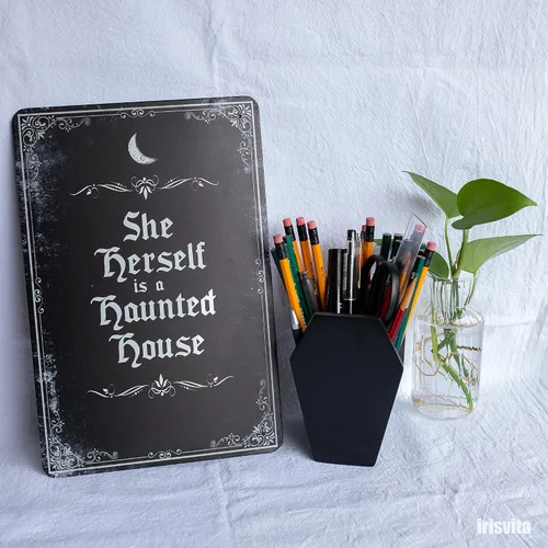 Miniatura 2 de IRISIVITA - Letrero de metal espeluznante con texto en inglés «She Herself Is A Haunted House», decoración gótica para dormitorio, decoración