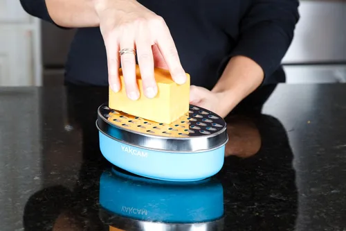 Miniatura 4 de YAKCAM Trituradora de queso Rallador de queso con recipiente Rallador de queso vegetal Tazón de cítricos Zester, curso y cuchillas finas