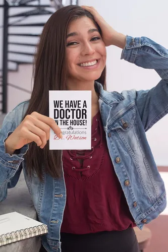 Miniatura 3 de Tarjetas de graduación personalizadas para médico, tarjeta de felicitación personalizada para hija o hijo, tenemos un médico en la casa, regalos