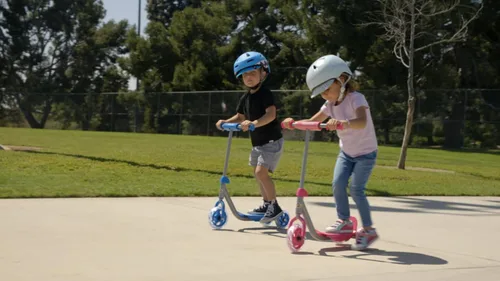 Miniatura 2 de Razor Jr. Lil’ Kick – Patinete de 3 ruedas para niños pequeños (edades 3+), Peso máximo del jinete 44 lb (20 kg)
