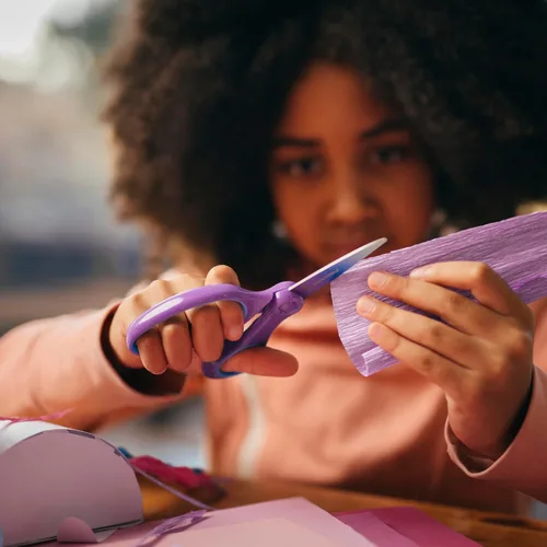 Miniatura 7 de Tijeras Fiskars Softgrip de 6 pulgadas para Niños Grandes de 8 a 11 años, tijeras para la escuela o manualidades, color turquesa y morado degradado