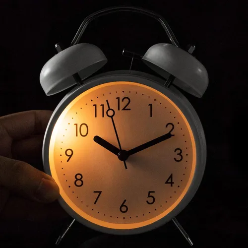 Miniatura 5 de PILIFE Reloj despertador analógico, 4 pulgadas, súper silencioso, sin tictac, con luz de fondo, sin repetición, funciona con pilas, campana ruidosa