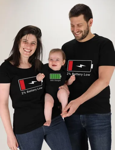 Miniatura 2 de Tstars Camisetas familiares a juego – Divertido juego de batería baja y carga completa para mamá, papá y bebé – Regalo para nuevos padres